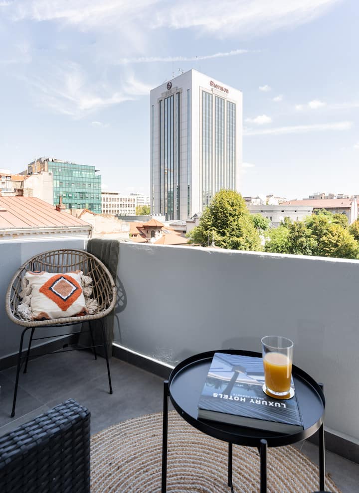 2br Gem With Breathtaking Views & Balcony Bliss - Bucharest