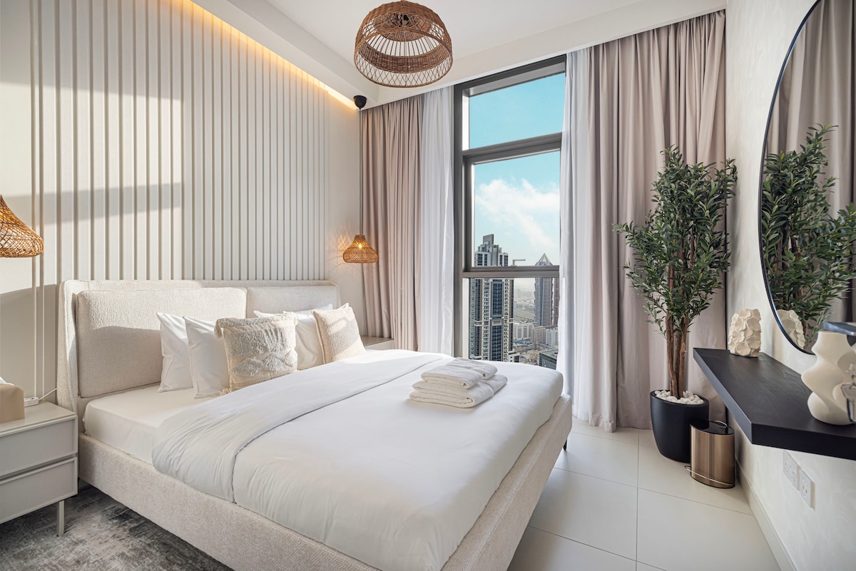 Прекрасно дизајнирана соба која ги спојува стилот, удобноста и функционалноста.