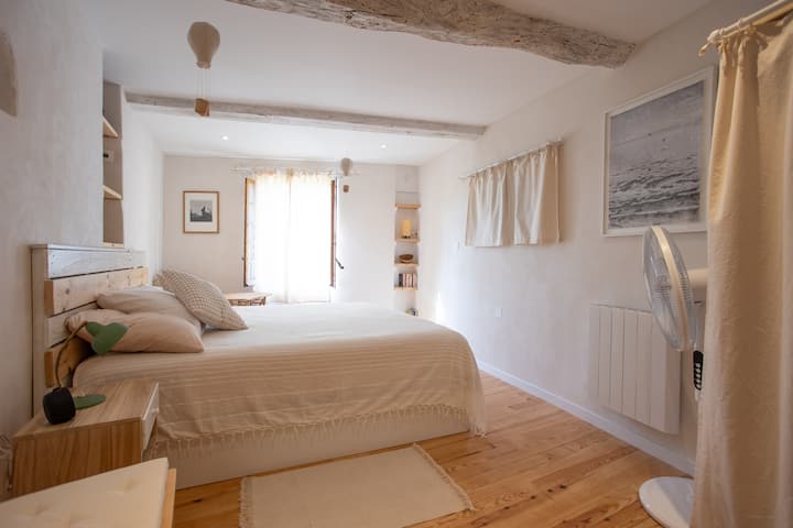 Просторна, уютна и подходяща за цялото семейство спалня.  E
quipee d 'un lit king size (180x200), 