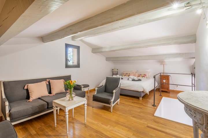 Удобна спалня с всекидневна над кухнята, достъп по стълби.