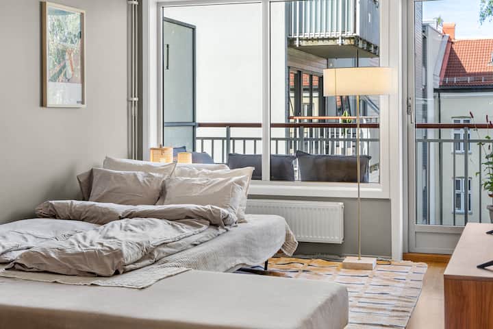 ห้องนอนที่สว่างและน่าอยู่ มีหน้าต่างบานใหญ่ แสงธรรมชาติอ่อนๆ และเข้าถึงระเบียงส่วนตัวได้โดยตรง สร้างพื้นที่ที่เงียบสงบสำหรับการพักผ่อนและผ่อนคลาย
