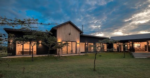 Heron House-Hot tub and views of Mt. Kenya