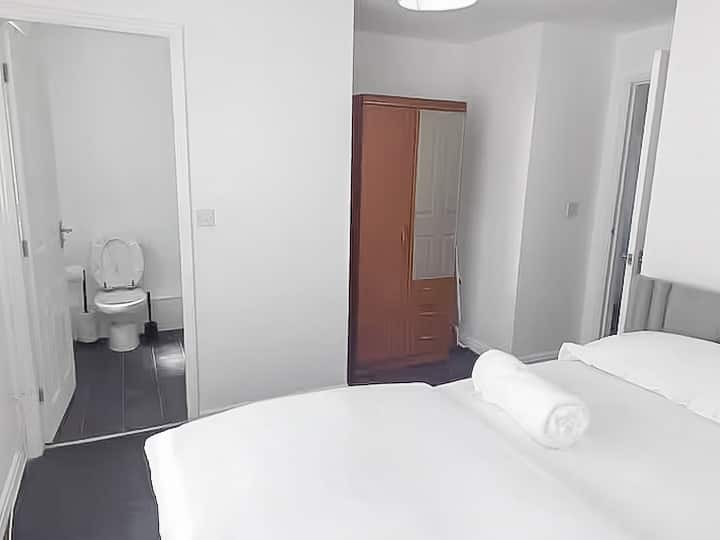 Dormitorio 1: amplio dormitorio principal con 

Una cómoda cama tamaño king

Armario con ganchos

y un baño privado