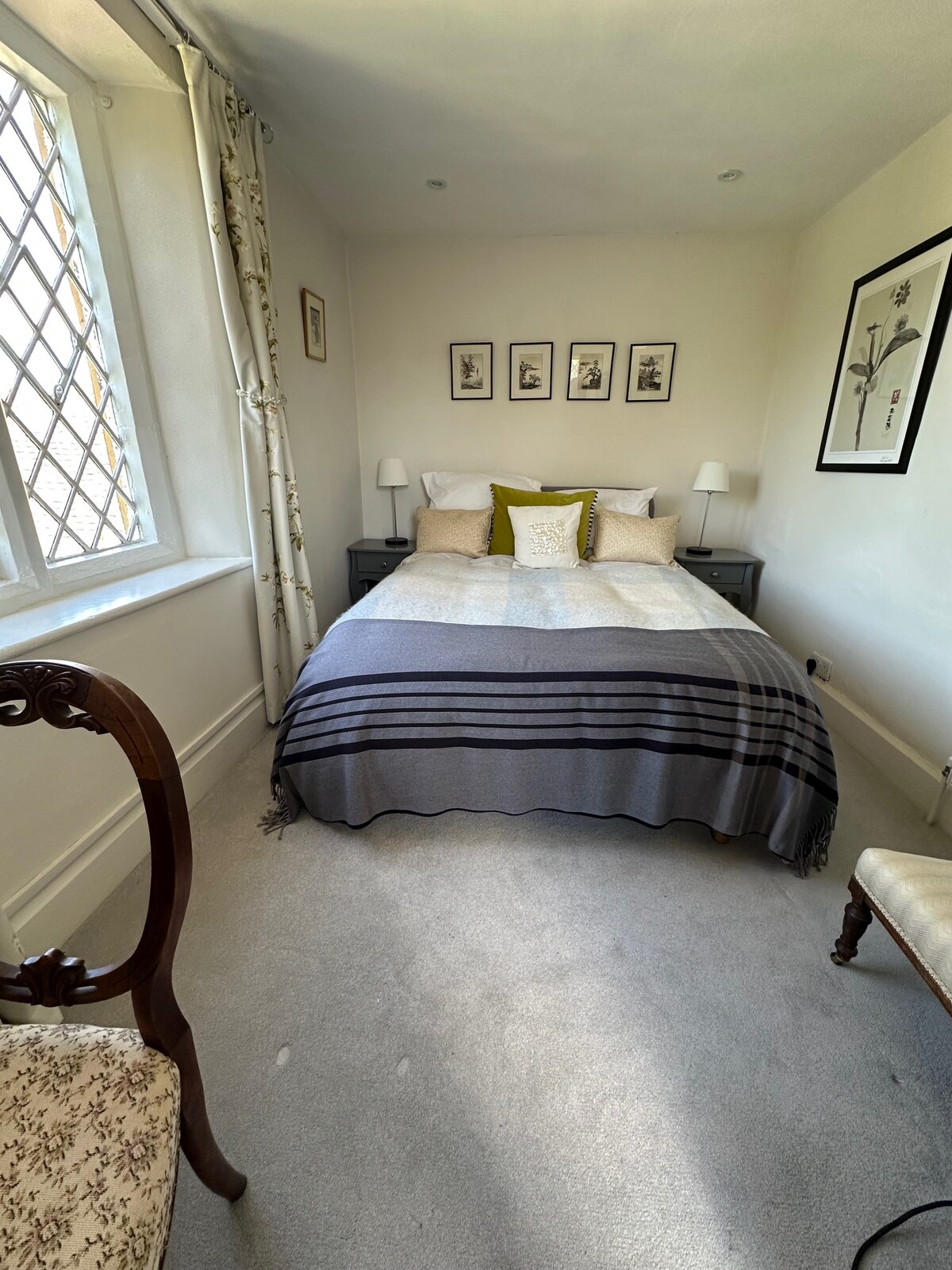 Dormitorio 2 en el primer piso con cómoda. 