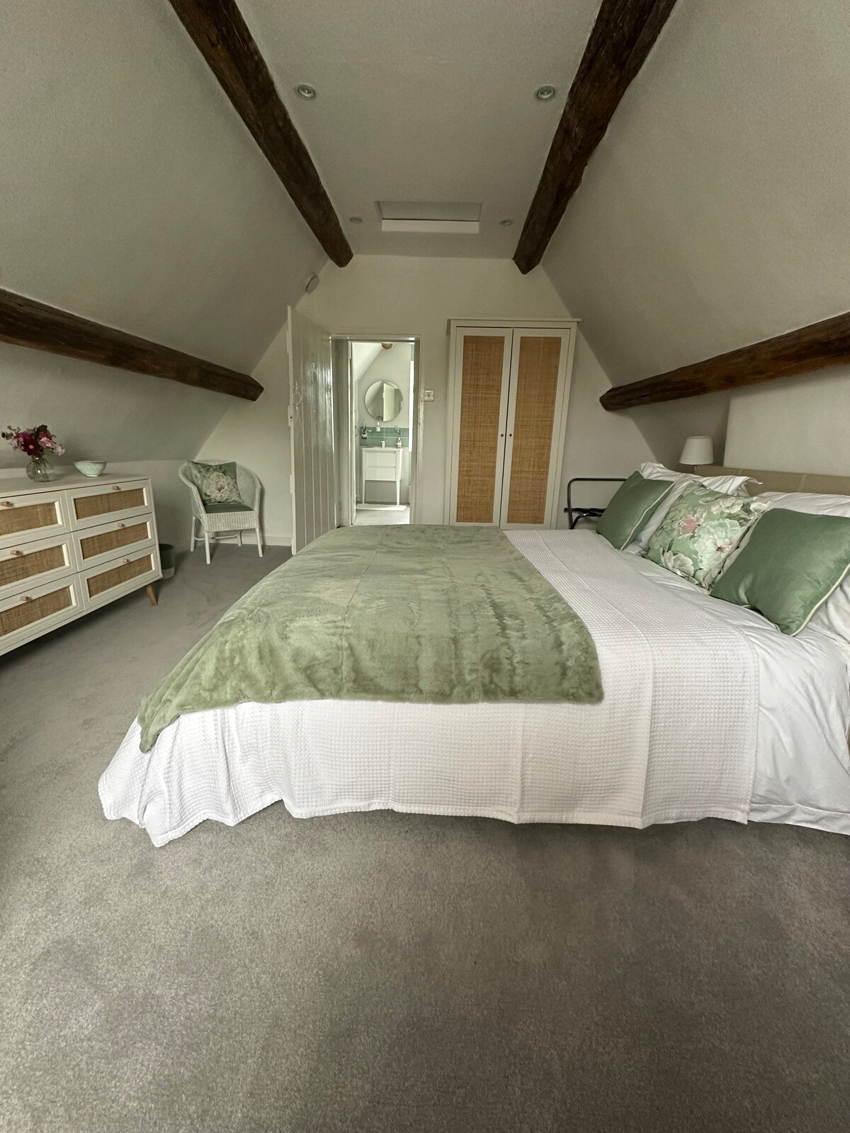 Dormitorio 1 en el segundo piso con baño privado con ducha.