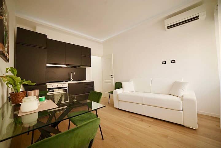 Un sofá de cuero nuevo y muy cómodo puede convertirse en una cómoda cama doble.