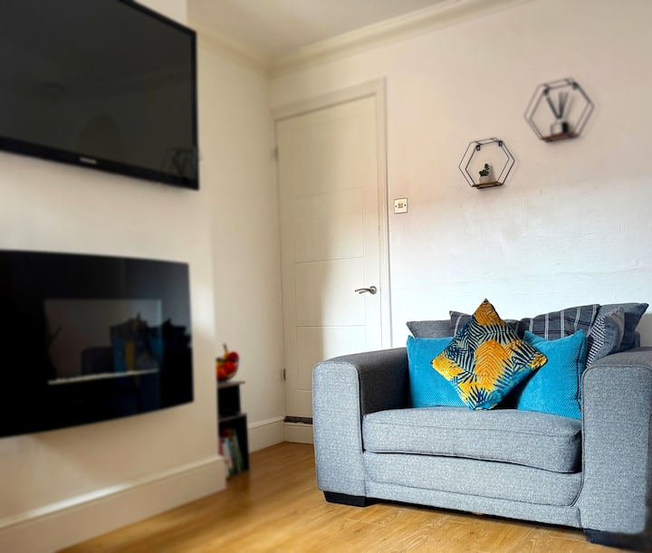 Stylish 3br House | Sleeps 6 | Wifi & Parking - 拉夫堡