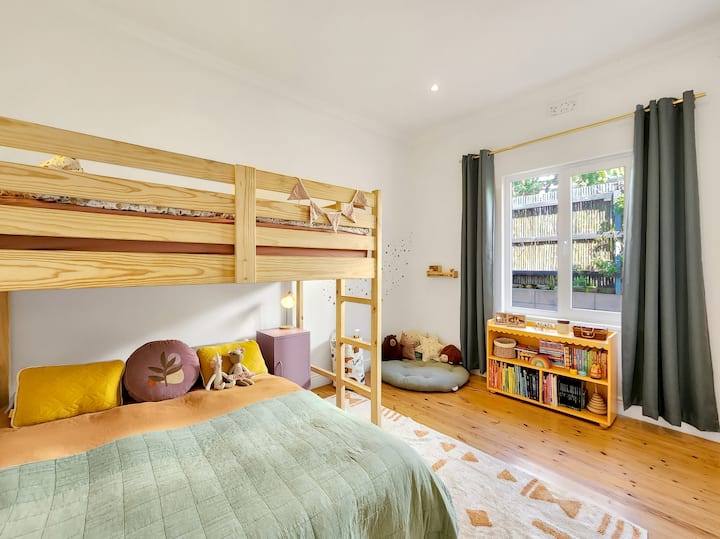 Um espaço doce e acolhedor para crianças, com um beliche que oferece um colchão espaçoso de 135x190 cm em cima e um colchão de casal embaixo. Muito espaço de armário e cortinas blackout adicionam conforto e praticidade.