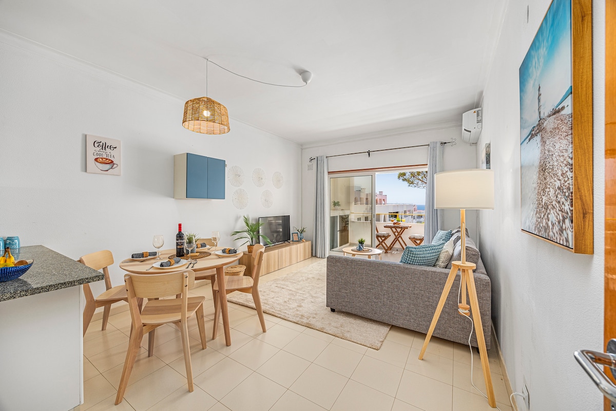 Top Airbnb: NEW! Beach apartment with pool and sea view! em Lagoa