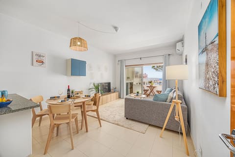 Top Airbnb: NEW! Beach apartment with pool and sea view! em Porches