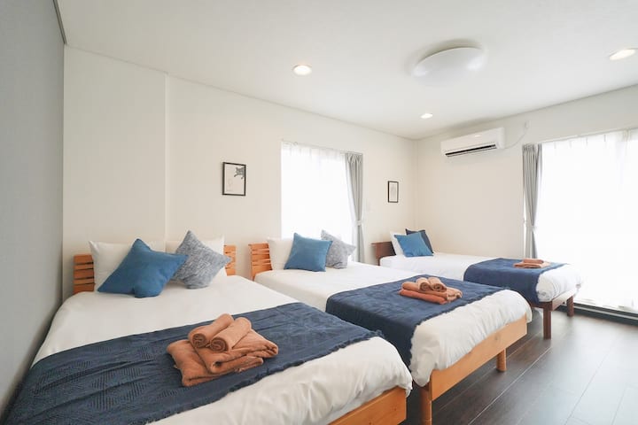 広い寝室にはセミダブルベッド2台とシングルベッド1台
