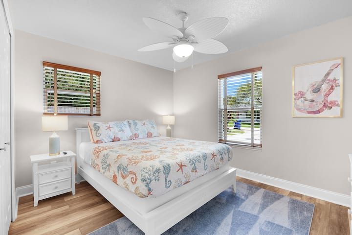 Një vend i vogël, shumë rehati. Një dyshek prej pelushi me madhësi "Queen" po të pret gjumi i natës.