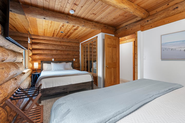 חדר שינה 3: קומה ראשית - מיטת קינג סייז אחת ומיטת קווין סייז אחת, ארון עם קולבים לאחסון, טלוויזיה 55 אינץ'