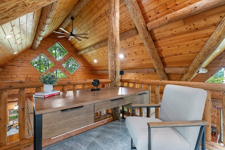 לופט: קומה עליונה, פינת עבודה ייעודית, ספה נפתחת בגודל קווין סייז