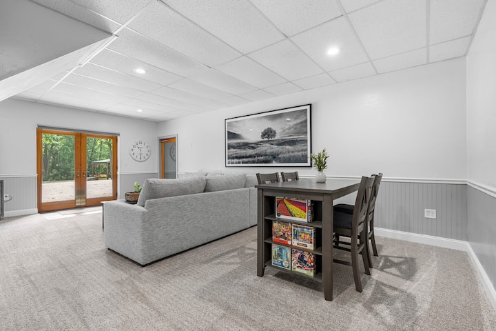 סלון מס' 2: קומה תחתונה, ספה נפתחת בגודל קווין סייז, טלוויזיה 70 אינץ'