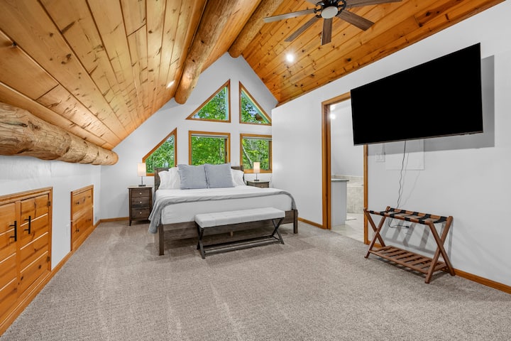 חדר שינה 1: חדר שינה ראשי - קומה עליונה, חדר רחצה צמוד, מיטת קינג סייז, ארון עם קולבים לאחסון, טלוויזיה 55 אינץ'