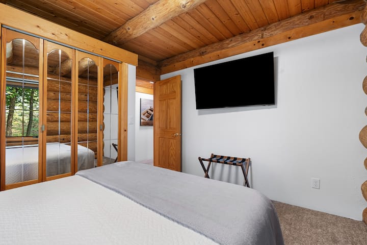 חדר שינה 2: קומה ראשית - מיטת קווין סייז אחת, ארון עם קולבים לאחסון, טלוויזיה 55 אינץ'