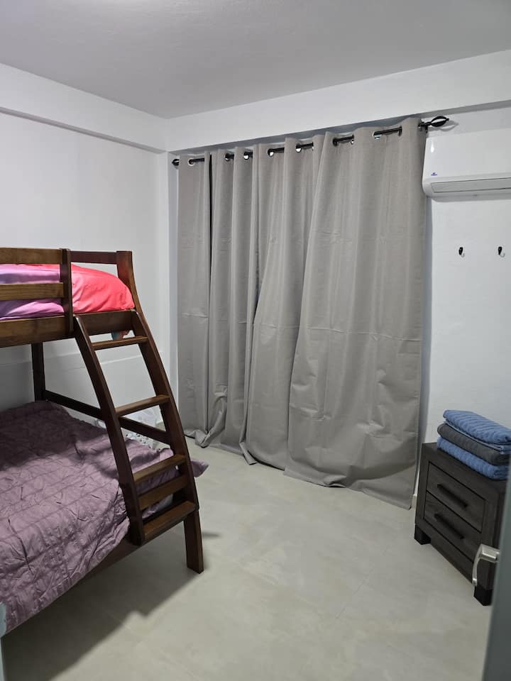 เตียงสองชั้นสำหรับผู้เข้าพัก 3 คน