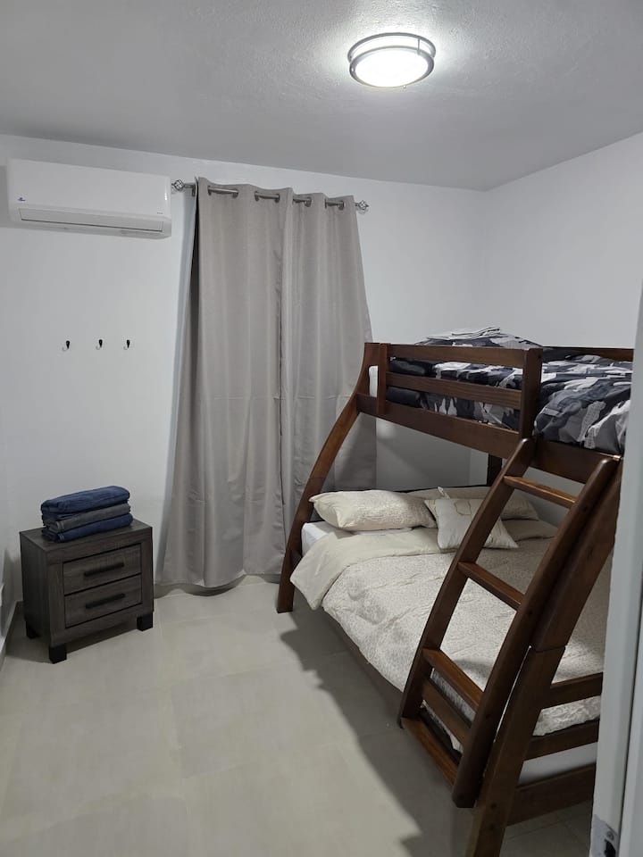 เตียงสองชั้นสำหรับผู้เข้าพัก 3 คน