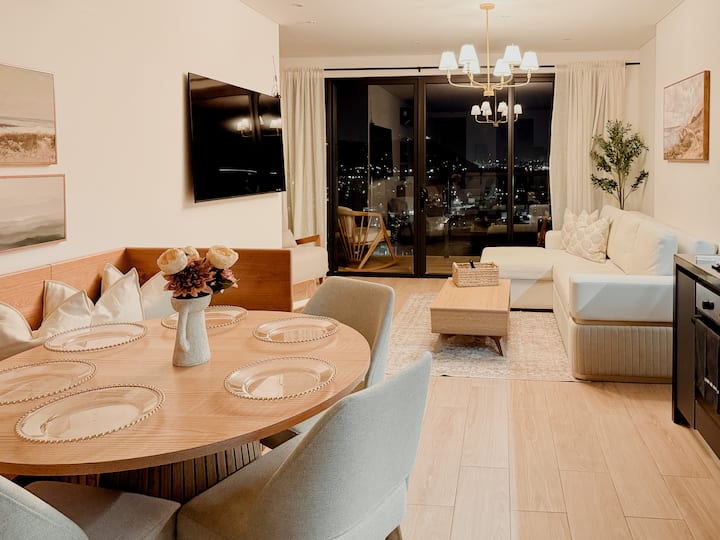 Всекидневна: шикозен дизайн с удивителна гледка, идеална за отдих или забавления!