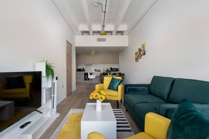 להירגע אחרי העבודה בדירה מודרנית במרכז העיר