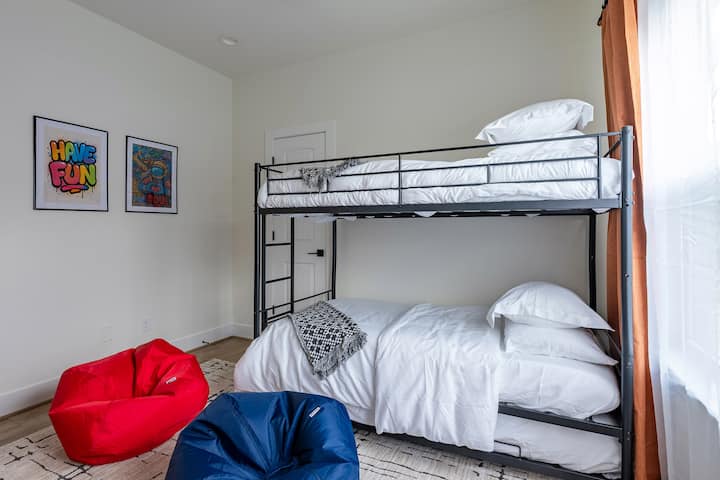 ห้องนอนที่สนุกสนานและใช้งานได้จริง มีเตียงสองชั้นพร้อมเตียงเลื่อนออกมา ถุงนอนสบายๆ และสมาร์ททีวีขนาด 55" ทำให้เป็นที่ชื่นชอบสำหรับเด็กๆ หรือกลุ่ม