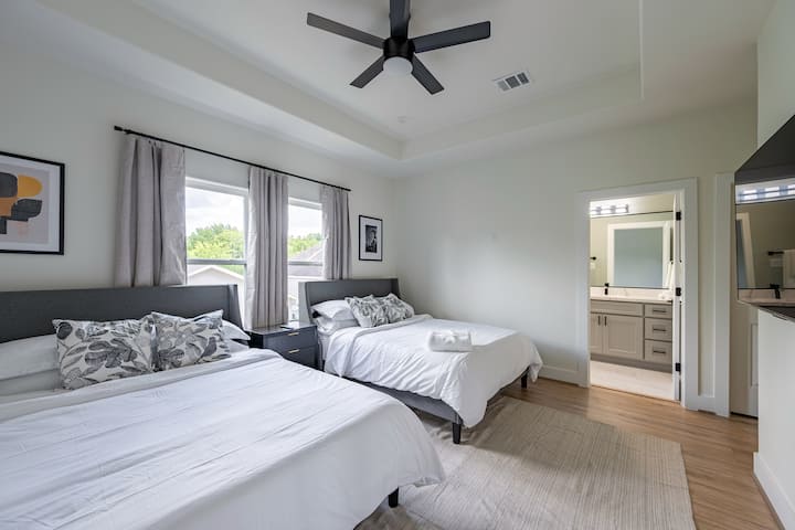 ห้องสวีทแขกที่กว้างขวางและเงียบสงบนี้มีเตียงควีนไซส์ที่อบอุ่น 2 เตียง สมาร์ททีวีขนาด 55 นิ้ว โต๊ะทำงานเฉพาะ และห้องน้ำส่วนตัวพร้อมห้องอาบน้ำฝักบัวแบบวอล์คอินที่เรียบหรู เหมาะสำหรับกลุ่มหรือครอบครัวที่ต้องการความสะดวกสบายและความเป็นส่วนตัวเป็นพิเศษ