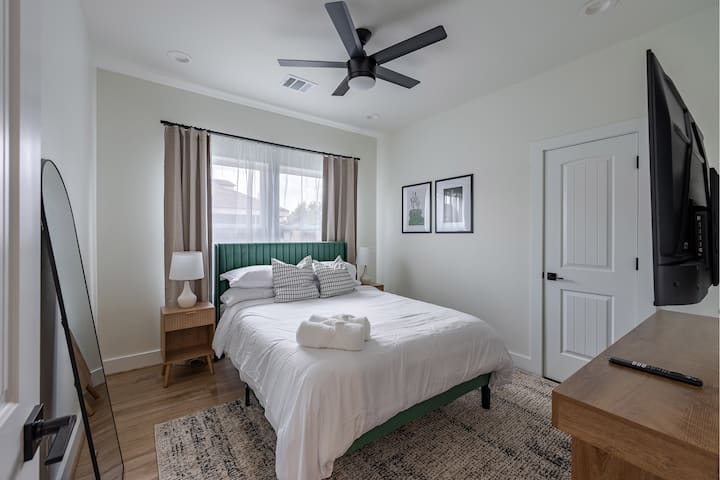 ห้องนอนขนาดควีนไซส์ที่อบอุ่นและน่าอยู่นี้มีที่นอนหรูหรา สมาร์ททีวีขนาด 55" และม่านบังแสง เหมาะสำหรับการพักผ่อนหลังจากสำรวจฮูสตันมาทั้งวัน