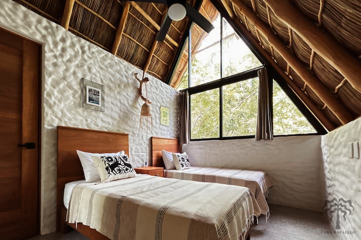 בחדר השינה השני יש שתי מיטות נפרדות נוחות, מיזוג אוויר, מאוורר תקרה, חדר רחצה צמוד וגג פלאפה טבעי. חלונות גדולים משקיפים על צמחייה טרופית, וממלאים את החלל באור. מושלם לחברים או למשפחות!