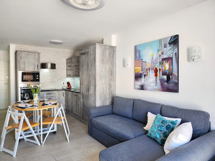 Sebule ina feni ya dari yenye taa na kifaa cha kiyoyozi kinachobebeka.