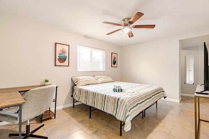 ისიამოვნეთ ამ საძინებლის სიწყნარით, რომელიც მაღალი კლასის თანამედროვე დეკორითა და მშვიდი ხედებით გამოირჩევა