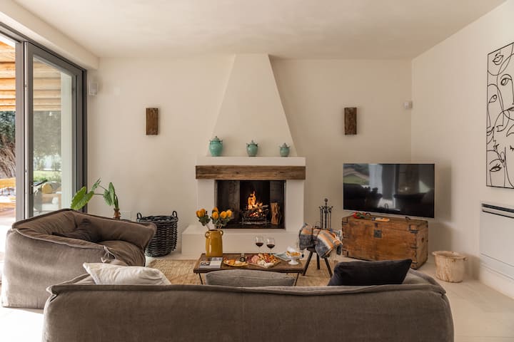 Một phòng khách sáng sủa, được thiết kế để chào đón và mang lại cho bạn cảm giác như ở nhà.
