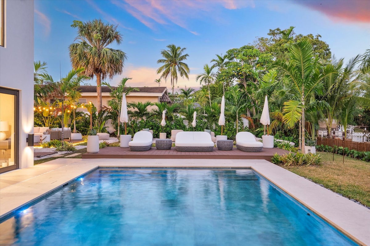 Top Airbnb: Luxe Miami Lakefront Mansion - 9BR w Pool & Garden in Ojus