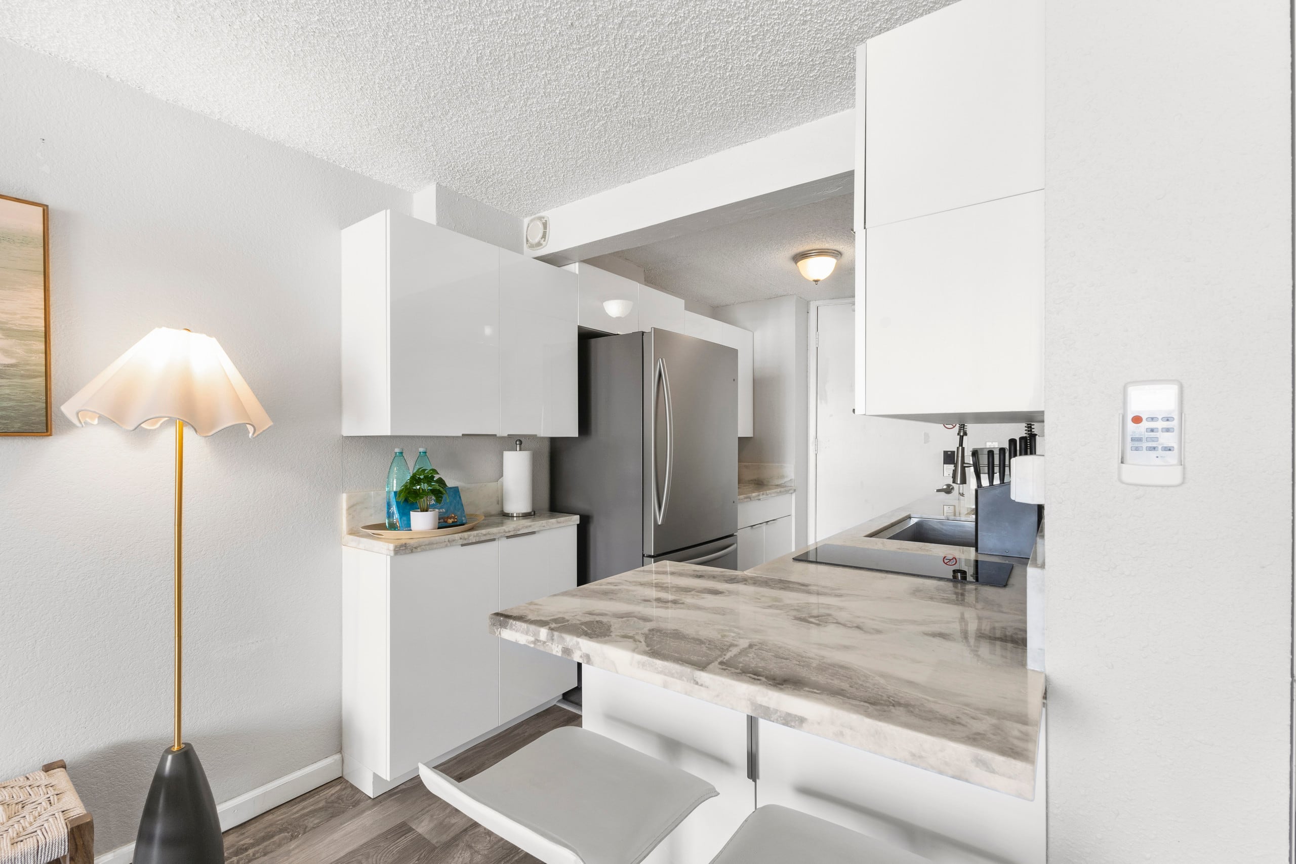 9FL-Modern Walkable Waikiki King Studio - Image 1