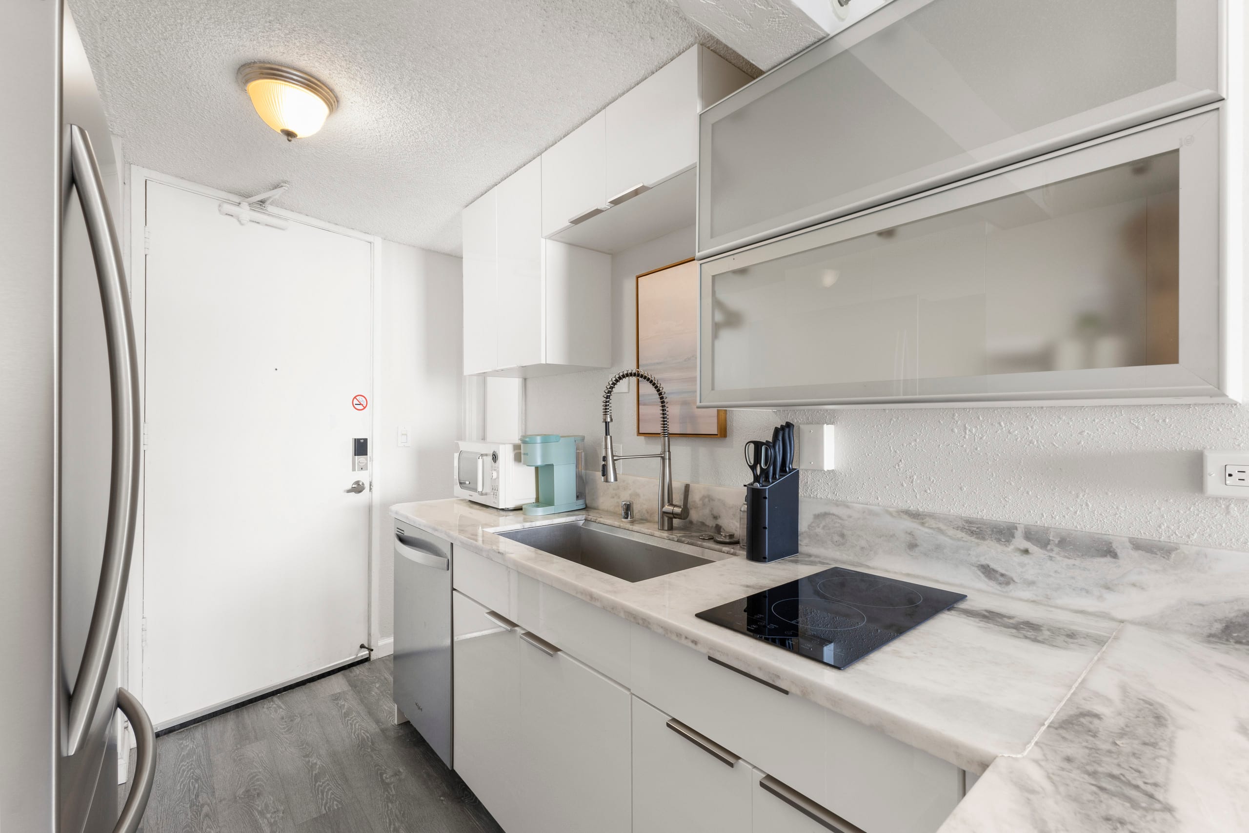 9FL-Modern Walkable Waikiki King Studio - Image 2