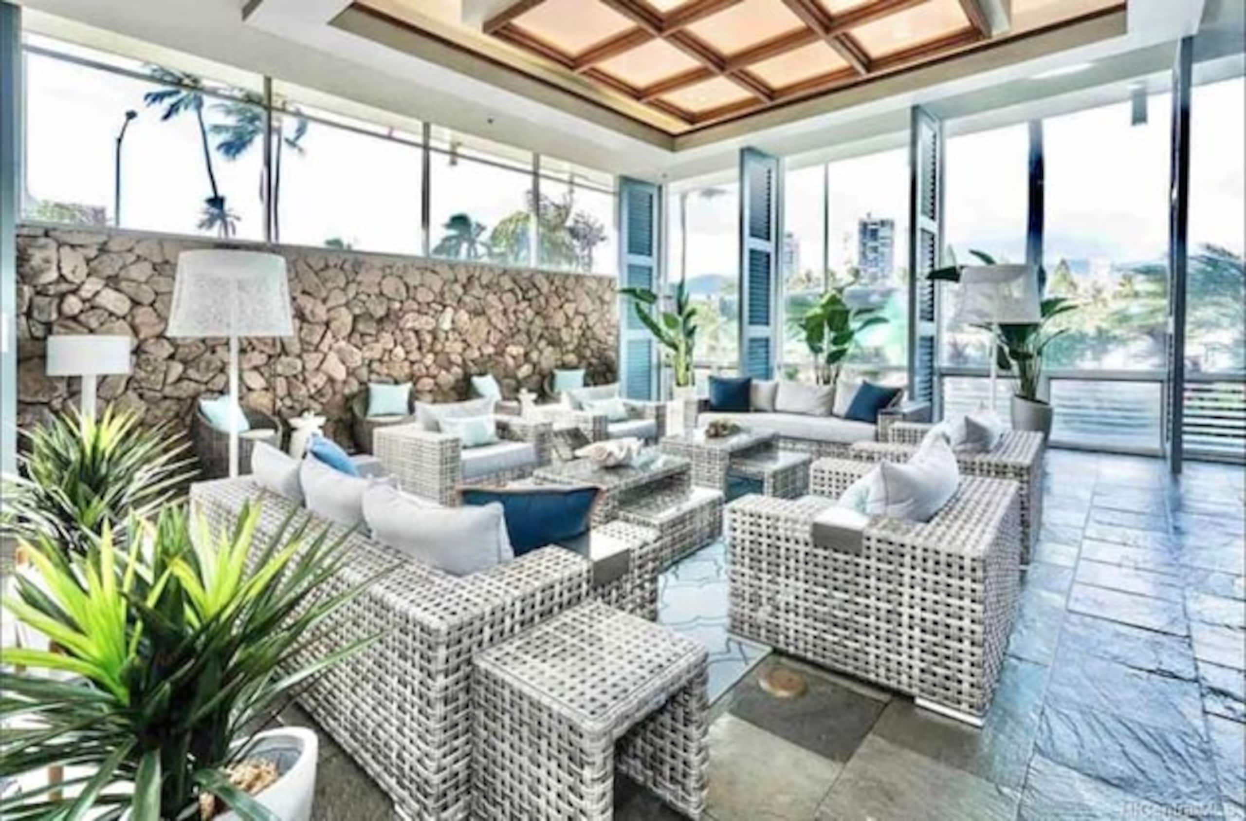 9FL-Modern Walkable Waikiki King Studio - Image 35