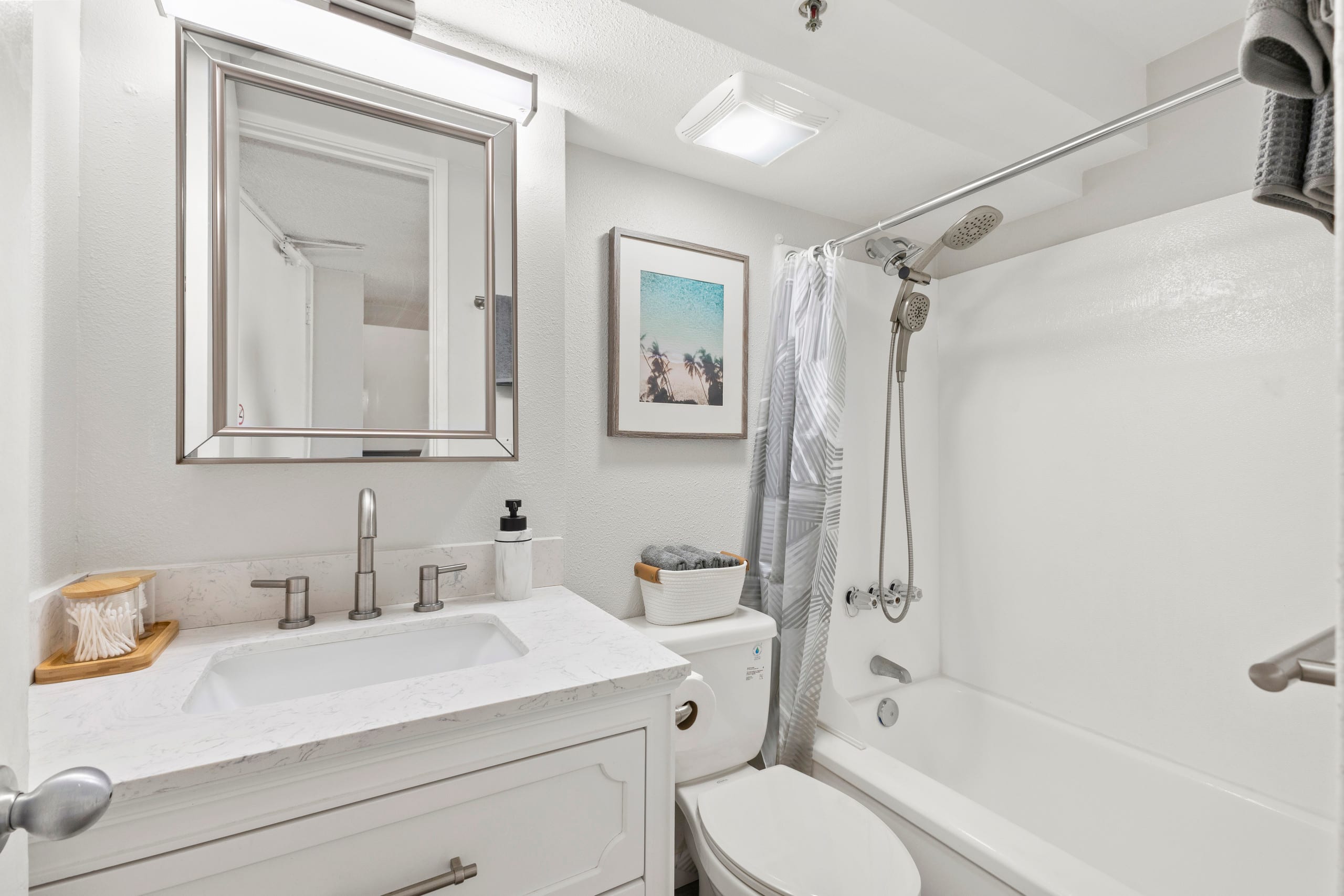 9FL-Modern Walkable Waikiki King Studio - Image 10