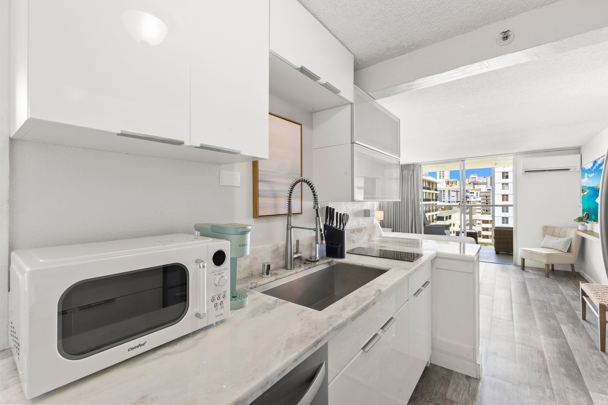 9FL-Modern Walkable Waikiki King Studio - Image 3