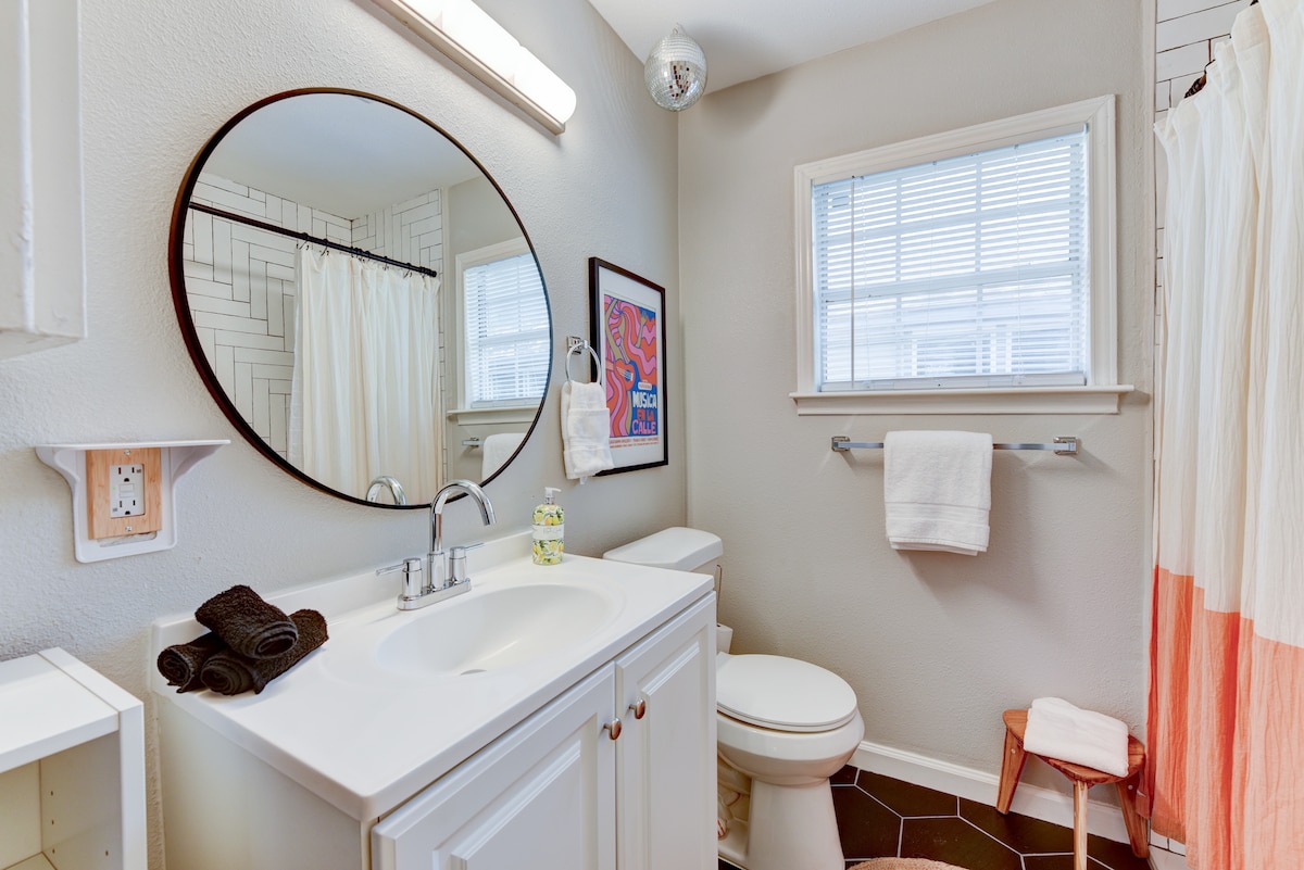 Cozy 2 BR + Minutes to ACL and F1