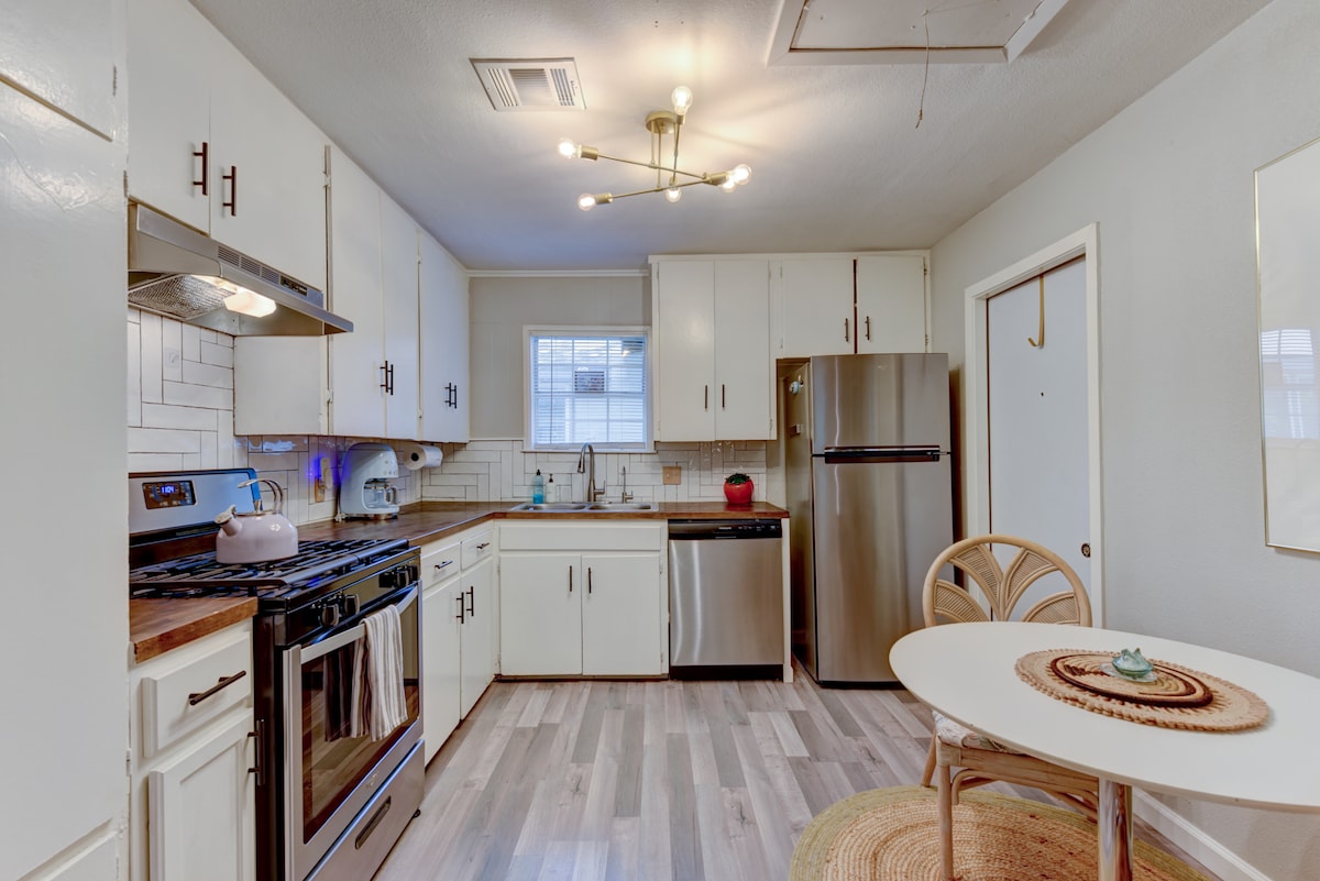 Cozy 2 BR + Minutes to ACL and F1