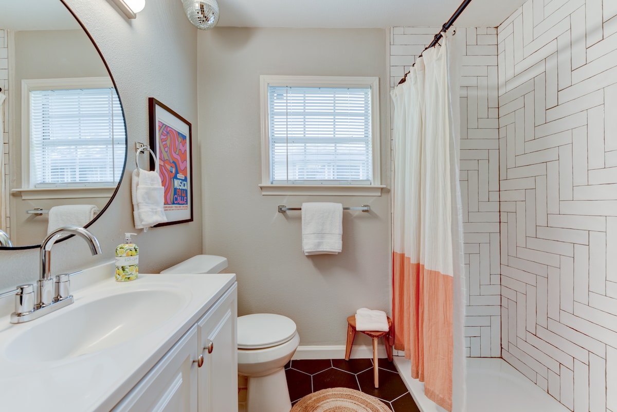 Cozy 2 BR + Minutes to ACL and F1