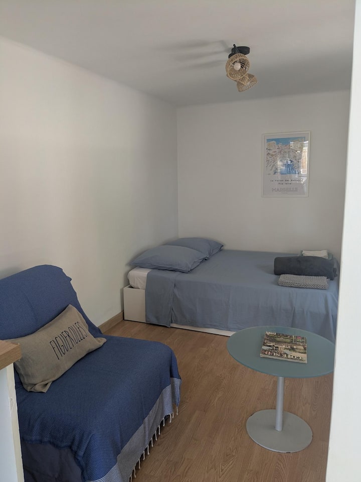 1 двойно легло, матрак Bultex + 1 единичен разтегателен диван 