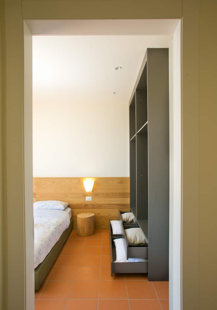 נוף לחדר השינה מהמסדרון