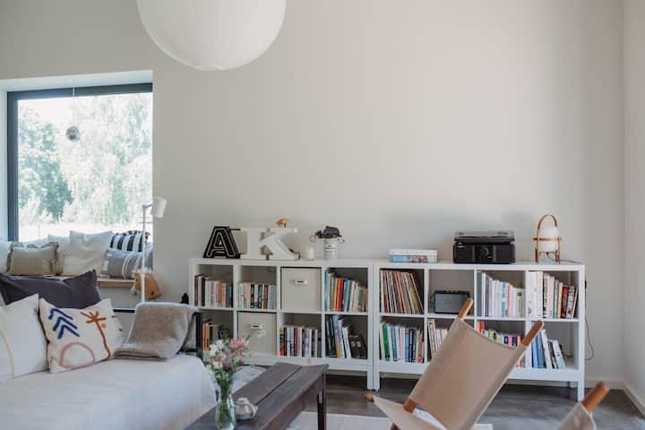 הקיר מעל מדף הספרים הוא קיר המקרן, כדי לבלות ערבי סרטים נעימים יחד