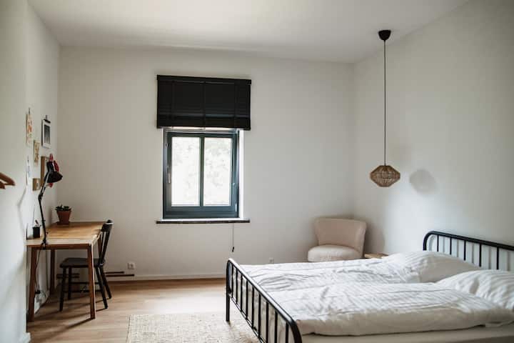 חדר שינה גדול עם מיטה זוגית בגודל 1.80, כורסה ושולחן עבודה. הנוף פונה לחצר הקדמית. מכיוון שהבית נמצא מאחורי הרחוב, הוא עדיין שקט מאוד.