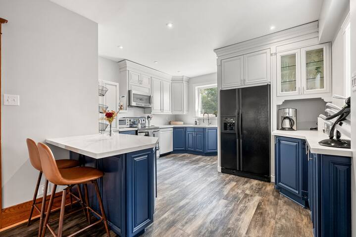 4BR home – Patio, BBQ & Parking in St Clair West gallery image 4