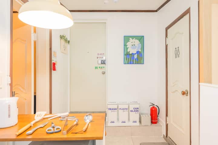 신사역1분 가로수길2분 한강 남산 공항버스1분 강남역 성형외과 논현역 방2개 퀸침대2개 - Seoul