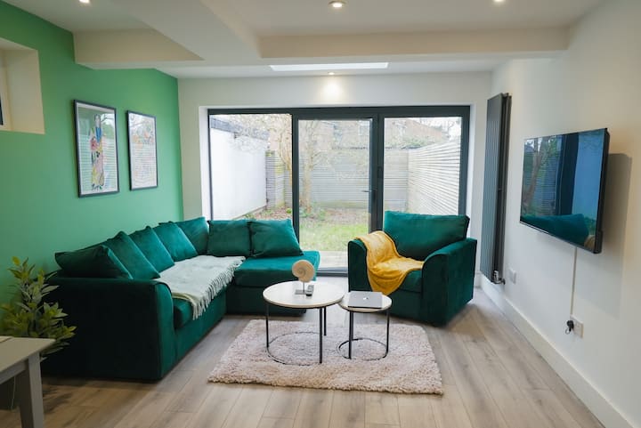 Weekly Escape |20% Off | Wifi | Parking | Sleeps 9 - Crawley