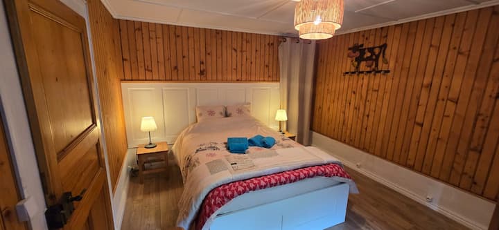 Chambre 3 :
Un lit double 140 x 200, salle de bain attenante avec lavabo, douche et wc (rideau séparant la salle de bain).