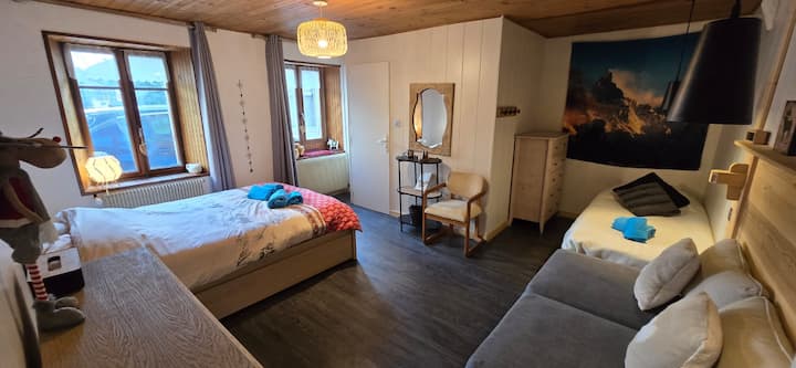 Chambre 2 :
Un lit double 140 x 200, un lit simple 90 x 190, salle de bain attenante avec douche, lavabo et wc.